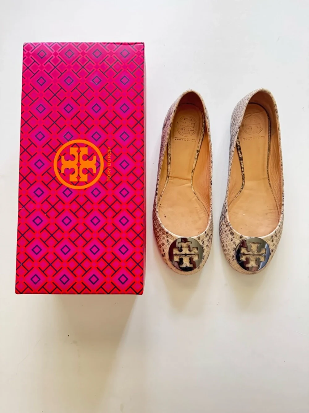 Tory Burch Reva Natural Gray Snakeskin Leather Logo Ballet Flats size 8 - Picture 2 of 10